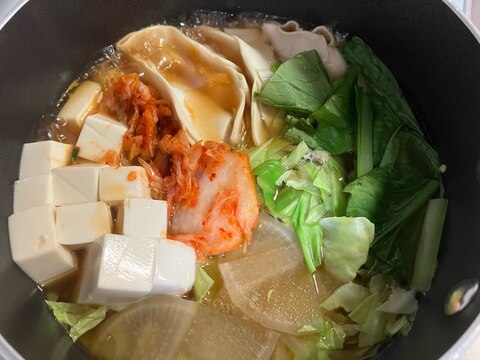 鶏ガラスープで！餃子キムチ野菜鍋☆彡